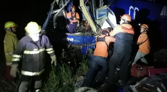 Elementos de Escuadrón Nacional de Rescate participaron en las acciones de atención, rescate y recuperación de personas en el  accidente en el tramo carretero Xalapa-Cardel a la altura de Cerro Gordo, donde un autobús ADO se impactó contra un tráiler cargado con block. Al menos tres personas murieron.