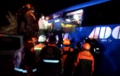 Elementos de Escuadrón Nacional de Rescate participaron en las acciones de atención, rescate y recuperación de personas en el  accidente en el tramo carretero Xalapa-Cardel a la altura de Cerro Gordo, donde un autobús ADO se impactó contra un tráiler cargado con block. Al menos tres personas murieron.