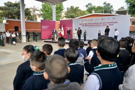  El gobernador Cuitláhuac García Jiménez y el director general de Materiales Educativos de la Secretaría de Educación Pública (SEP), Marx Arriaga Navarro, encabezaron la ceremonia de Inicio del Ciclo Escolar 2022-2023, en el que más de un millón 349 mil niñas y niños regresan a las aulas y 87 mil 507 docentes tendrán como reto subsanar el rezago tras la contingencia sanitaria.

