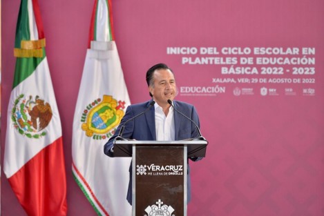 Desde la Primaria Avelino Bolaños en la capital del estado, el mandatario invitó a los estudiantes a disfrutar la convivencia con sus amigos y aprovechar al máximo la enseñanza de sus profesores y los libros, recuperando lo que se dejó de aprender, pues será la máxima de este nuevo año para revalorar los conocimientos sin dejar a nadie atrás.