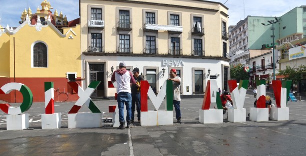 Empleados de gobierno colocaron las letras con motivos patrios en la Plaza Lerdo como parte de los preparativos de estas festividades.