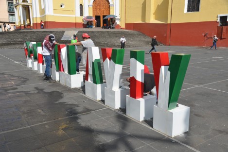 Empleados de gobierno colocaron las letras con motivos patrios en la Plaza Lerdo como parte de los preparativos de estas festividades.
