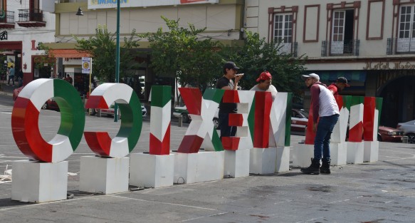 Empleados de gobierno colocaron las letras con motivos patrios en la Plaza Lerdo como parte de los preparativos de estas festividades.