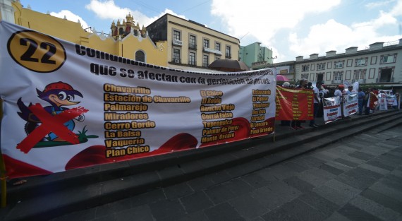Pobladores de 23 comunidades del municipio de Emiliano Zapata se manifestaron en la Plaza Lerdo contra la perforación de 7 pozos de agua para beneficio del fraccionamiento Terranova; a cargo de la constructora Casas Carpin. Temen escasez del líquido y quieren saber quién autorizó los permisos de dichas obras.
