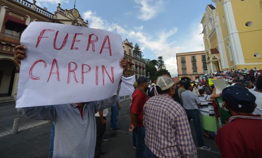 Pobladores de 23 comunidades del municipio de Emiliano Zapata se manifestaron en la Plaza Lerdo contra la perforación de 7 pozos de agua para beneficio del fraccionamiento Terranova; a cargo de la constructora Casas Carpin. Temen escasez del líquido y quieren saber quién autorizó los permisos de dichas obras.