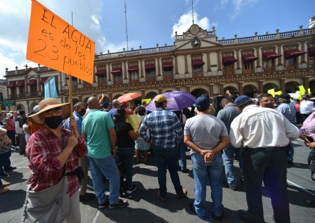 Pobladores de 23 comunidades del municipio de Emiliano Zapata se manifestaron en la Plaza Lerdo contra la perforación de 7 pozos de agua para beneficio del fraccionamiento Terranova; a cargo de la constructora Casas Carpin. Temen escasez del líquido y quieren saber quién autorizó los permisos de dichas obras.