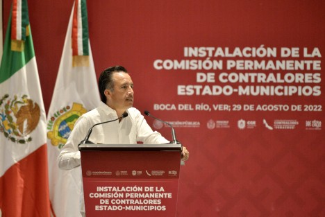 La renovación de alcaldías a partir de este año marcó una nueva sinergia de rendición de cuentas y transparencia en la aplicación de los recursos públicos, por lo cual el gobernador Cuitláhuac García Jiménez felicitó a las autoridades representantes de los 212 municipios para la firma e instalación de la Comisión Permanente de Contralores Estado – Municipios.

