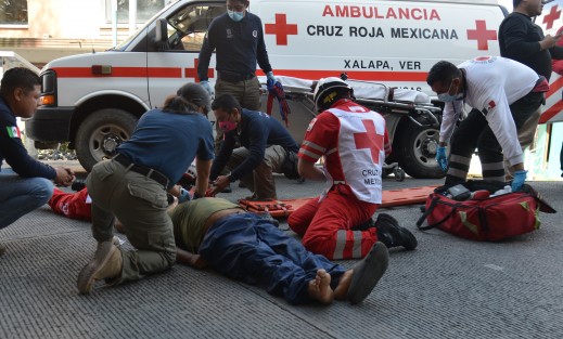 En la entrada al Viaducto de la ciudad de Xalapa, un ciclista fue atropellado por un taxista, el cual refirió que salió de la nada y fue cuando ocurrió el accidente.
