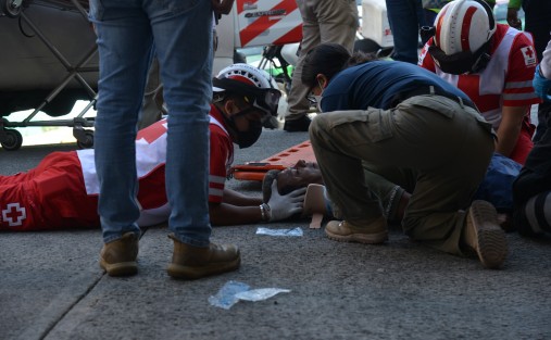  Lo atendieron paramédicos de la Cruz Roja y personal de Protección Civil Municipal que enseguida lo trasladaron al Hospital Regional para valorar sus heridas. Por no portar identificación se encuentra como desconocido, por lo que urge localizar algún familiar que autorice su tratamiento médico pues sufrió traumatismo craneoencefálico. 