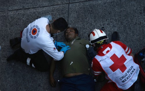  Lo atendieron paramédicos de la Cruz Roja y personal de Protección Civil Municipal que enseguida lo trasladaron al Hospital Regional para valorar sus heridas. Por no portar identificación se encuentra como desconocido, por lo que urge localizar algún familiar que autorice su tratamiento médico pues sufrió traumatismo craneoencefálico. 
