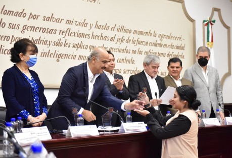 En Sesión Solemne de Cabildo se entregó el Premio Municipal de la Juventud en la categoría de Compromiso Social a María Nelyda Carmona Saldaña; en la categoría Deporte, arte y sus manifestaciones, a Jesús Nolasco Triana, y en la categoría Tecnológica y económica a Evelyn Hernández Vargas.

