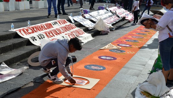 En el  Día Internacional de las Víctimas de Desaparición Forzada que se conmemora este 30 de agosto, colectivos de búsqueda colocaron un tapete de aserrín color naranja con los rostros de algunos desaparecidos en Plaza Lerdo,  frente a Palacio de Gobierno. 