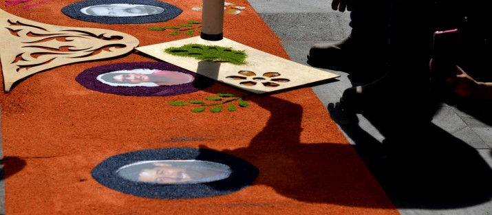 En el  Día Internacional de las Víctimas de Desaparición Forzada que se conmemora este 30 de agosto, colectivos de búsqueda colocaron un tapete de aserrín color naranja con los rostros de algunos desaparecidos en Plaza Lerdo,  frente a Palacio de Gobierno. 