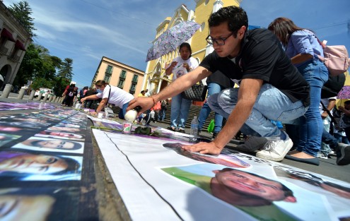En el  Día Internacional de las Víctimas de Desaparición Forzada que se conmemora este 30 de agosto, colectivos de búsqueda colocaron un tapete de aserrín color naranja con los rostros de algunos desaparecidos en Plaza Lerdo,  frente a Palacio de Gobierno. 