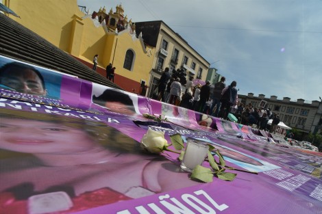 Integrantes del Colectivo Buscando a Nuestros Desaparecidos y Desaparecidas Veracruz, también colocaron lonas con los rostros de sus seres queridos sobre Plaza.  