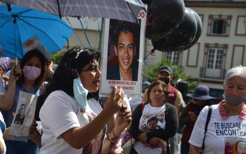 Integrantes del Colectivo Buscando a Nuestros Desaparecidos y Desaparecidas Veracruz, también colocaron lonas con los rostros de sus seres queridos sobre Plaza.  