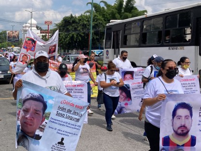 Familiares de desaparecidos marcharon en la ciudad de Xalapa, la tarde de este martes 30 de agosto, durante el Día Internacional de Víctimas de Desaparición Forzada, para denunciar que continúan estancadas las exhumaciones en fosas comunes de los panteones municipales. 