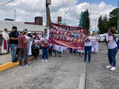 Familiares de desaparecidos marcharon en la ciudad de Xalapa, la tarde de este martes 30 de agosto, durante el Día Internacional de Víctimas de Desaparición Forzada, para denunciar que continúan estancadas las exhumaciones en fosas comunes de los panteones municipales. 