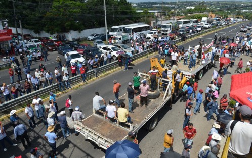La mañana de este miércoles, pobladores del municipio de Emiliano Zapata, bloquearon la carretera federal Xalapa-Veracruz en sus dos carriles  en demanda de cancelar concesiones de agua a empresas que a decir de ellos provocarían la desaparición de los manantiales que surten a miles de pobladores. 