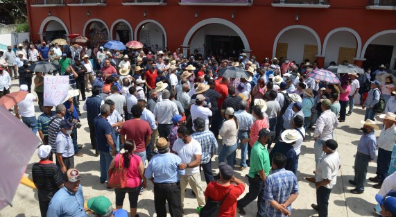 La mañana de este miércoles, pobladores del municipio de Emiliano Zapata, bloquearon la carretera federal Xalapa-Veracruz en sus dos carriles  en demanda de cancelar concesiones de agua a empresas que a decir de ellos provocarían la desaparición de los manantiales que surten a miles de pobladores. 