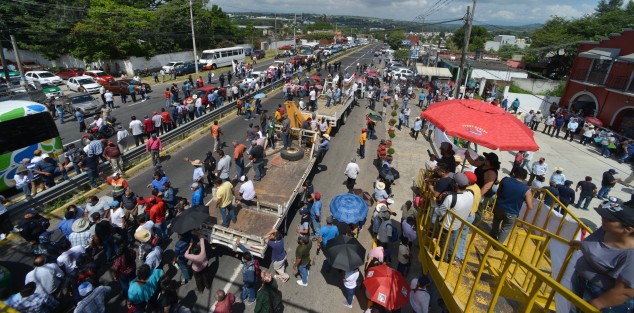 La mañana de este miércoles, pobladores del municipio de Emiliano Zapata, bloquearon la carretera federal Xalapa-Veracruz en sus dos carriles  en demanda de cancelar concesiones de agua a empresas que a decir de ellos provocarían la desaparición de los manantiales que surten a miles de pobladores. 