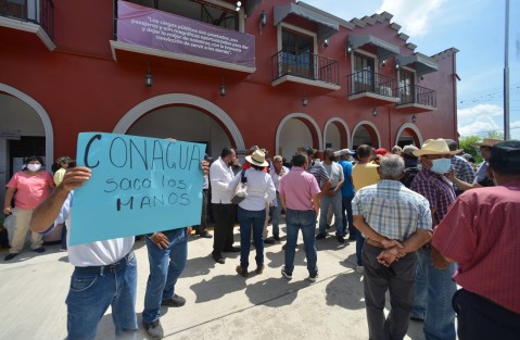 Protestaron contra  la perforación de pozos de agua para favorecer al fraccionamiento Terranova  autorizado por la Comisión Nacional del Agua y según ellos por el Ayuntamiento a cargo de Erick Ruiz Hernández que recién inició este año. Se presume que son 5 las concesiones para dicho fin, lo que perjudicaría a los manantiales ubicados entre El Chico-Lencero-Paso Ladrillo.