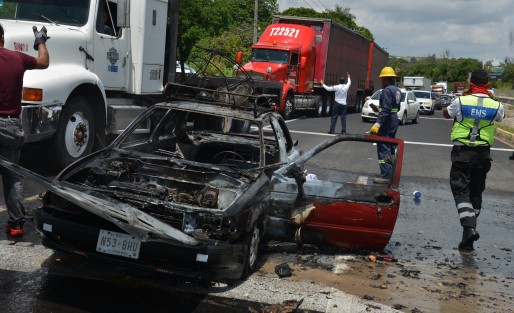 Un vehículo Tsuru modelo 1992 color vino se quemó en la carretera Xalapa-Veracruz a la altura de la localidad de Dos Ríos. El coche estaba atorado en las filas de vehículos que se formaron por el bloqueo frente al Ayuntamiento de Emiliano Zapata. 