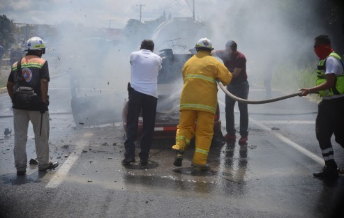 Juan Rueda, propietario del vehículo, dijo que viajaban de regreso hacia Cárdenas, Tabasco, luego de pasar unos días en Xalapa, y atribuyó el incidente a tener que estar parado ahí por el bloqueo. 