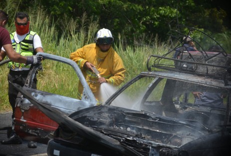 El boqueo dificultó el acceso de los cuerpos de auxilio. Afortunadamente la familia que viajaba en el vehículo resultó ilesa.