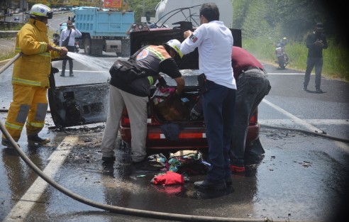 El boqueo dificultó el acceso de los cuerpos de auxilio. Afortunadamente la familia que viajaba en el vehículo resultó ilesa.