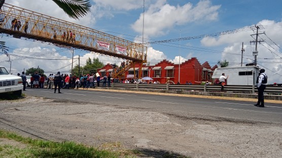 Cerca de las 2 de la tarde, los manifestantes de Emiliano Zapata abrieron un carril en cada sentido de la carretera Xalapa-Veracruz, la cual mantenían cerrada desde la mañana. 
