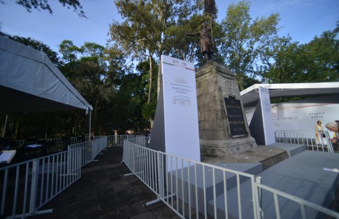 Justo alrededor del  monumento a Miguel Hidalgo, se colocaron varias vallas limitando así la movilidad de los fotógrafos y reporteros. Según personal de Actos Cívicos, la medida se tomó para la propia seguridad de los asistentes. 