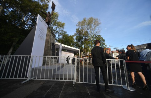 Justo alrededor del  monumento a Miguel Hidalgo, se colocaron varias vallas limitando así la movilidad de los fotógrafos y reporteros. Según personal de Actos Cívicos, la medida se tomó para la propia seguridad de los asistentes. 