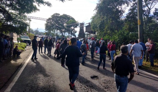 Por segunda ocasión, vecinos de diferentes localidades de Coatepec bloquearon la Carretera Coatepec-Xalapa vía Las Trancas a la altura del Puente del Diablo, para exigir la rehabilitación de este puente que está deteriorado.