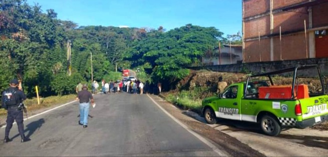 Por segunda ocasión, vecinos de diferentes localidades de Coatepec bloquearon la Carretera Coatepec-Xalapa vía Las Trancas a la altura del Puente del Diablo, para exigir la rehabilitación de este puente que está deteriorado.