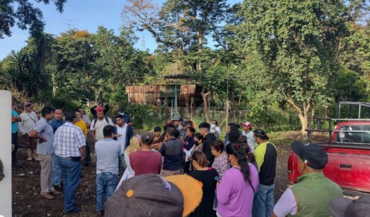 Por segunda ocasión, vecinos de diferentes localidades de Coatepec bloquearon la Carretera Coatepec-Xalapa vía Las Trancas a la altura del Puente del Diablo, para exigir la rehabilitación de este puente que está deteriorado.