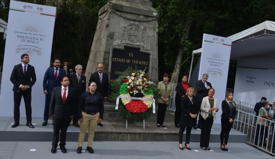 En el marco del 212 aniversario del inicio de guerra de Independencia nacional, funcionariado y cuerpo edilicio de Xalapa, encabezado por el presidente municipal Ricardo Ahued Bardahuil, montó una guardia de honor en memoria del Padre de la Patria, Miguel Hidalgo y Costilla.
