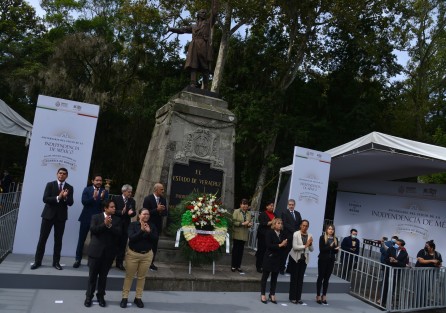 Ayuntamiento de  Xalapa rindió guardia de honor al padre de la Patria.