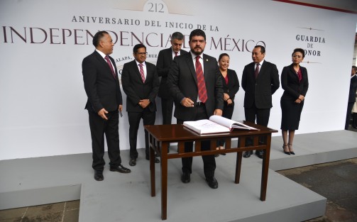El secretario de Educación de Veracruz, Zenyazen Escobar García y personal de la dependencia, durante la Guardia de Honor ante el monumento a Miguel Hidalgo.