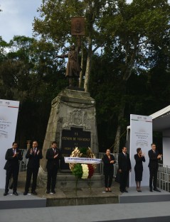 El secretario de Educación de Veracruz, Zenyazen Escobar García y personal de la dependencia, durante la Guardia de Honor ante el monumento a Miguel Hidalgo.