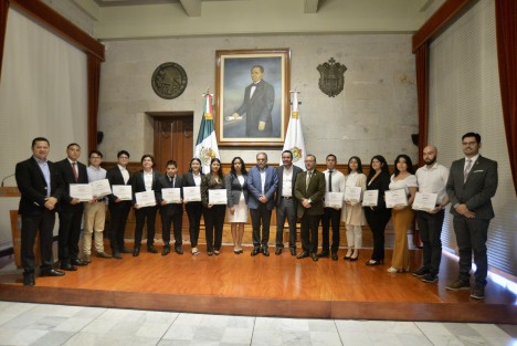  El gobernador Cuitláhuac García Jiménez encabezó la entrega de constancias a 12 estudiantes de Contaduría que concluyeron prácticas profesionales en la Secretaría de Finanzas y Planeación (SEFIPLAN), al tiempo de dar la bienvenida a ocho más, dentro del esquema de vinculación con la Universidad Veracruzana (UV) que fue renovado este jueves en Palacio de Gobierno. 