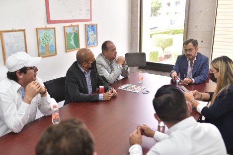 El diputado Luis Antonio Luna Rosales atendió en su oficina del Palacio Legislativo a un grupo de emprendedores que busca implementar en Veracruz un programa para el cuidado de la salud de las y los ciudadanos, a través de acciones para combatir al mosquito transmisor de enfermedades como el dengue, zika y chikungunya.