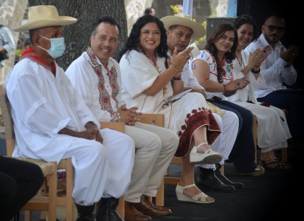 La Secretaria de Cultura Federal Alejandra Frausto Guerrero en compañía del gobernador Cuitláhuac García Jiménez, autoridades municipales de Papantla así como voladores de varios estados participaron en la ceremonia Ritual de Siembra del Palo Volador en el Centro Cultural Los Pinos.