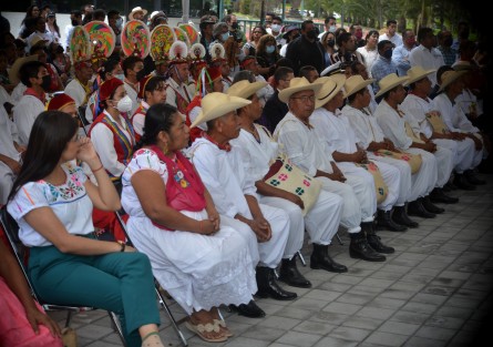 La Secretaria de Cultura Federal Alejandra Frausto Guerrero en compañía del gobernador Cuitláhuac García Jiménez, autoridades municipales de Papantla así como voladores de varios estados participaron en la ceremonia Ritual de Siembra del Palo Volador en el Centro Cultural Los Pinos.