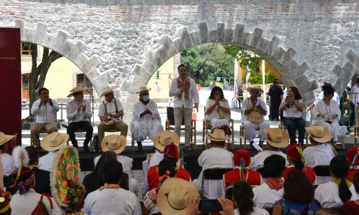La Secretaria de Cultura Federal Alejandra Frausto Guerrero en compañía del gobernador Cuitláhuac García Jiménez, autoridades municipales de Papantla así como voladores de varios estados participaron en la ceremonia Ritual de Siembra del Palo Volador en el Centro Cultural Los Pinos.