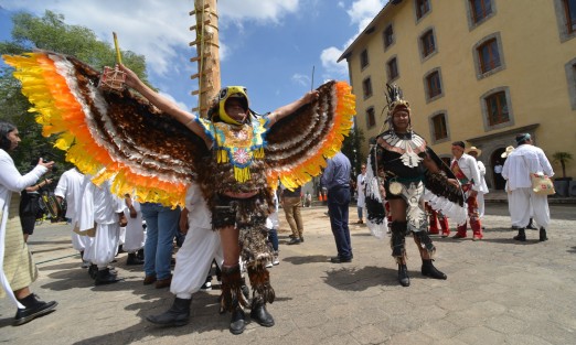 La Secretaria de Cultura Federal Alejandra Frausto Guerrero en compañía del gobernador Cuitláhuac García Jiménez, autoridades municipales de Papantla así como voladores de varios estados participaron en la ceremonia Ritual de Siembra del Palo Volador en el Centro Cultural Los Pinos.