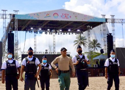  Mediante una fuerza operativa de 112 elementos del orden y la coordinación con autoridades federales y municipales, el Gobierno estatal garantiza la tranquilidad de los asistentes al Costa Esmeralda Fest, al atender y reducir las situaciones de riesgo que pudieran existir durante el fin de semana.
