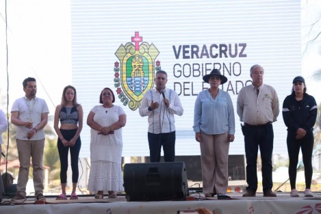 La segunda edición del Costa Esmeralda Fest 2022, organizado por el Gobierno de Veracruz, arrancó desde muy temprano con el saque de balón para los partidos de futbol y voleibol; aproximadamente a las 12 horas se realizó el corte de listón para inaugurar el festival de playa más importante del Golfo de México que espera reunir a más de 40 mil personas.