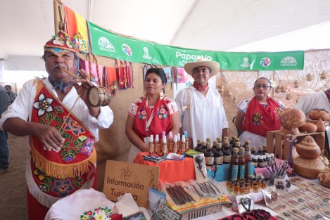 La segunda edición del Costa Esmeralda Fest 2022, organizado por el Gobierno de Veracruz, arrancó desde muy temprano con el saque de balón para los partidos de futbol y voleibol; aproximadamente a las 12 horas se realizó el corte de listón para inaugurar el festival de playa más importante del Golfo de México que espera reunir a más de 40 mil personas.