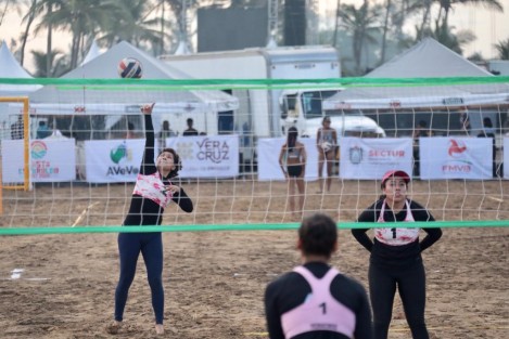 La segunda edición del Costa Esmeralda Fest 2022, organizado por el Gobierno de Veracruz, arrancó desde muy temprano con el saque de balón para los partidos de futbol y voleibol; aproximadamente a las 12 horas se realizó el corte de listón para inaugurar el festival de playa más importante del Golfo de México que espera reunir a más de 40 mil personas.